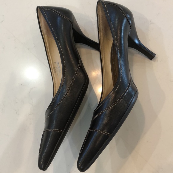 Navy and brown Coach pointy toe heel both pair women's size 81/2 but run 9 - Picture 14 of 16